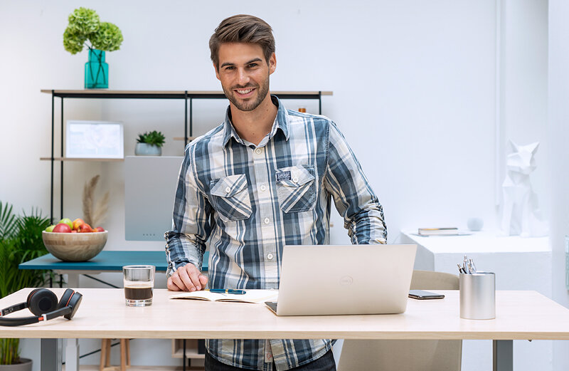 Mann am Schreibtisch